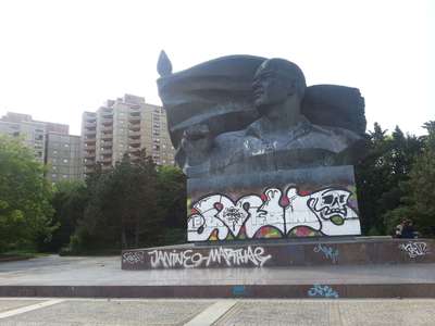 Glorifizierung eines stalinistischen Pseudosozialismus! Plattenbau; riesige Monumente; keine Spur von Sozialismus!